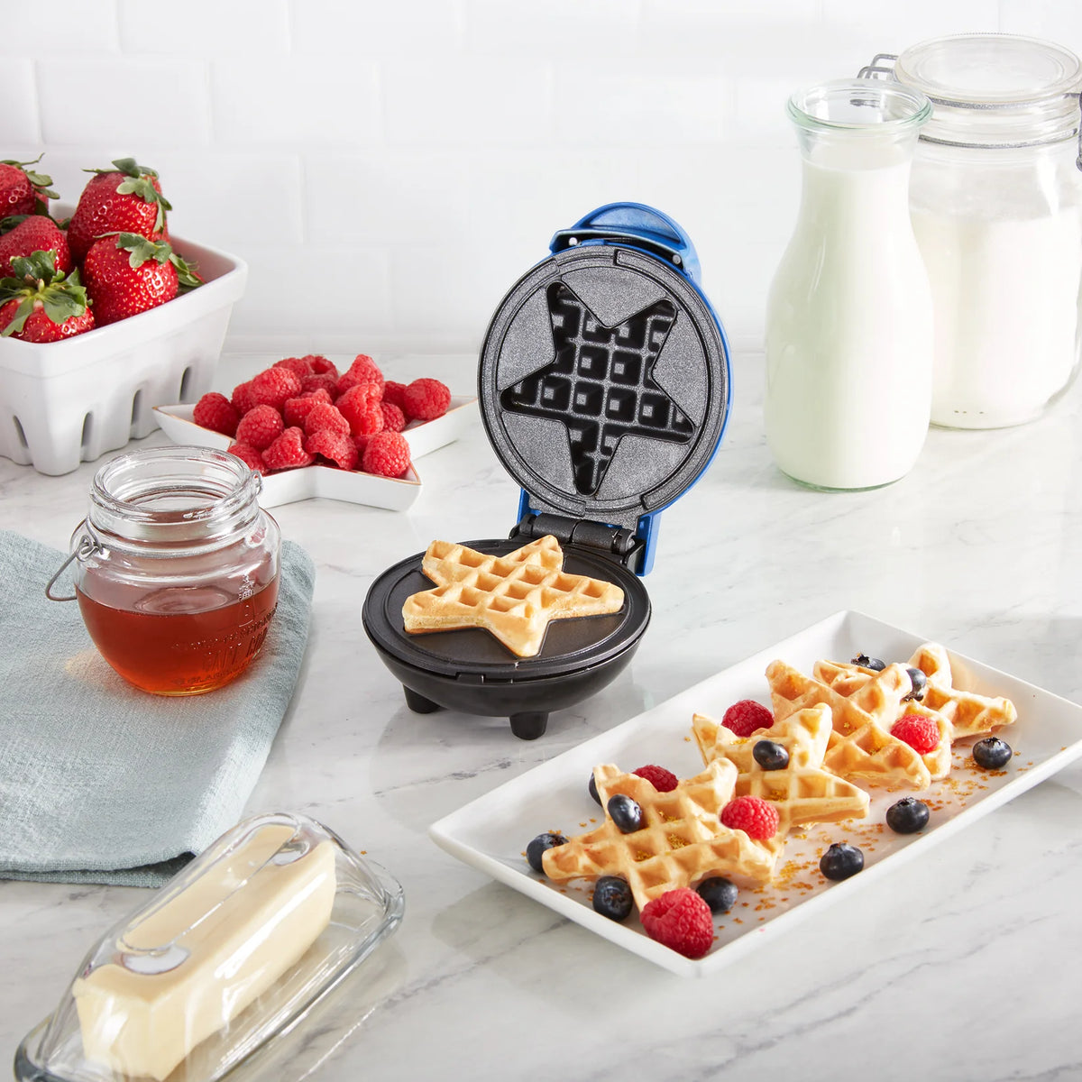 Dash Star Mini Waffle Maker — 4 in; star shape