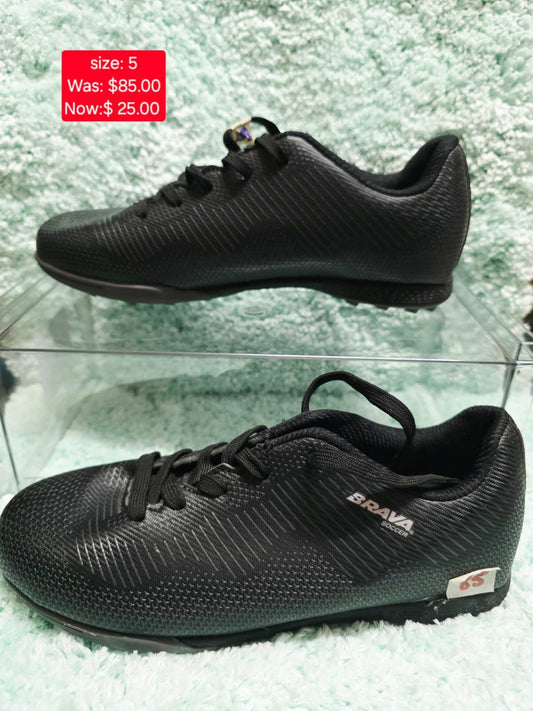 Brava Soccer Cleats — Size 5